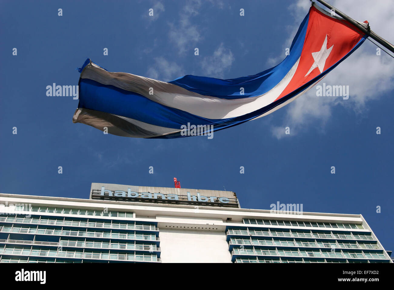 Drapeau cubain en face de l'hôtel Habana Libre à La Havane, Cuba Banque D'Images