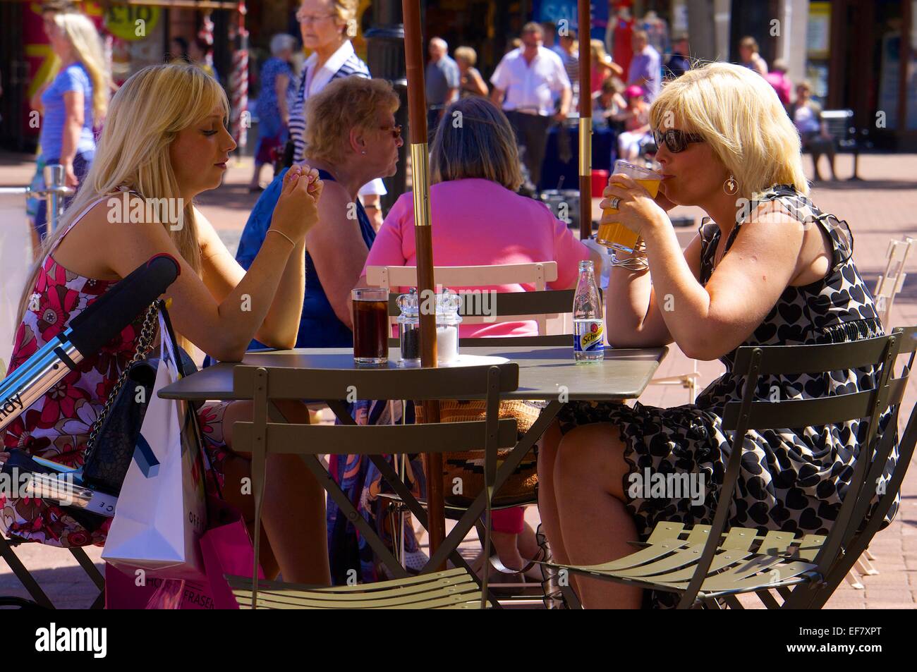 Mère et fille de l'alcool à une table. Carlisle Cumbria England UK. Banque D'Images