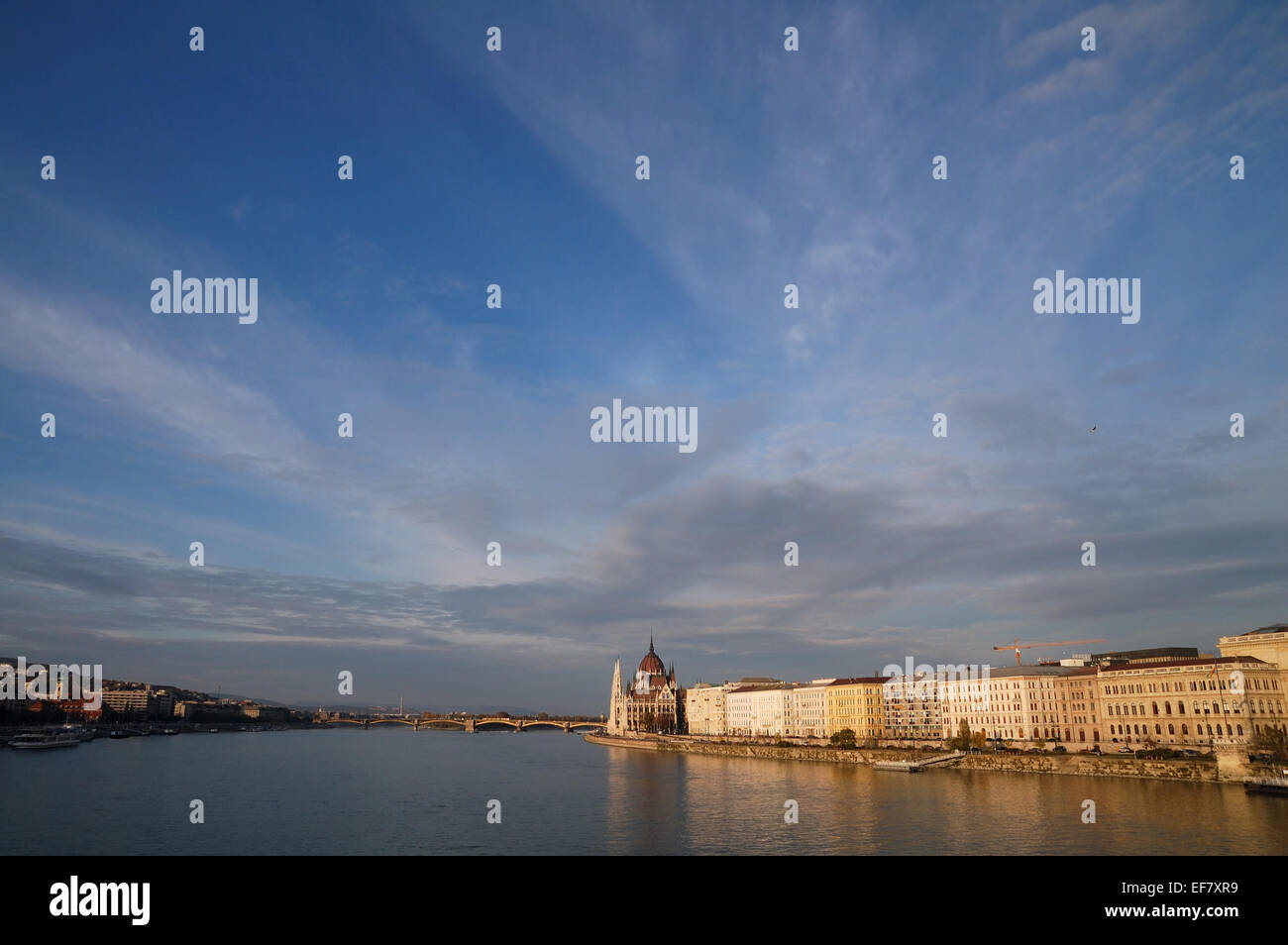 Budapest Chambres du Parlement sous ciel impressionnant Banque D'Images