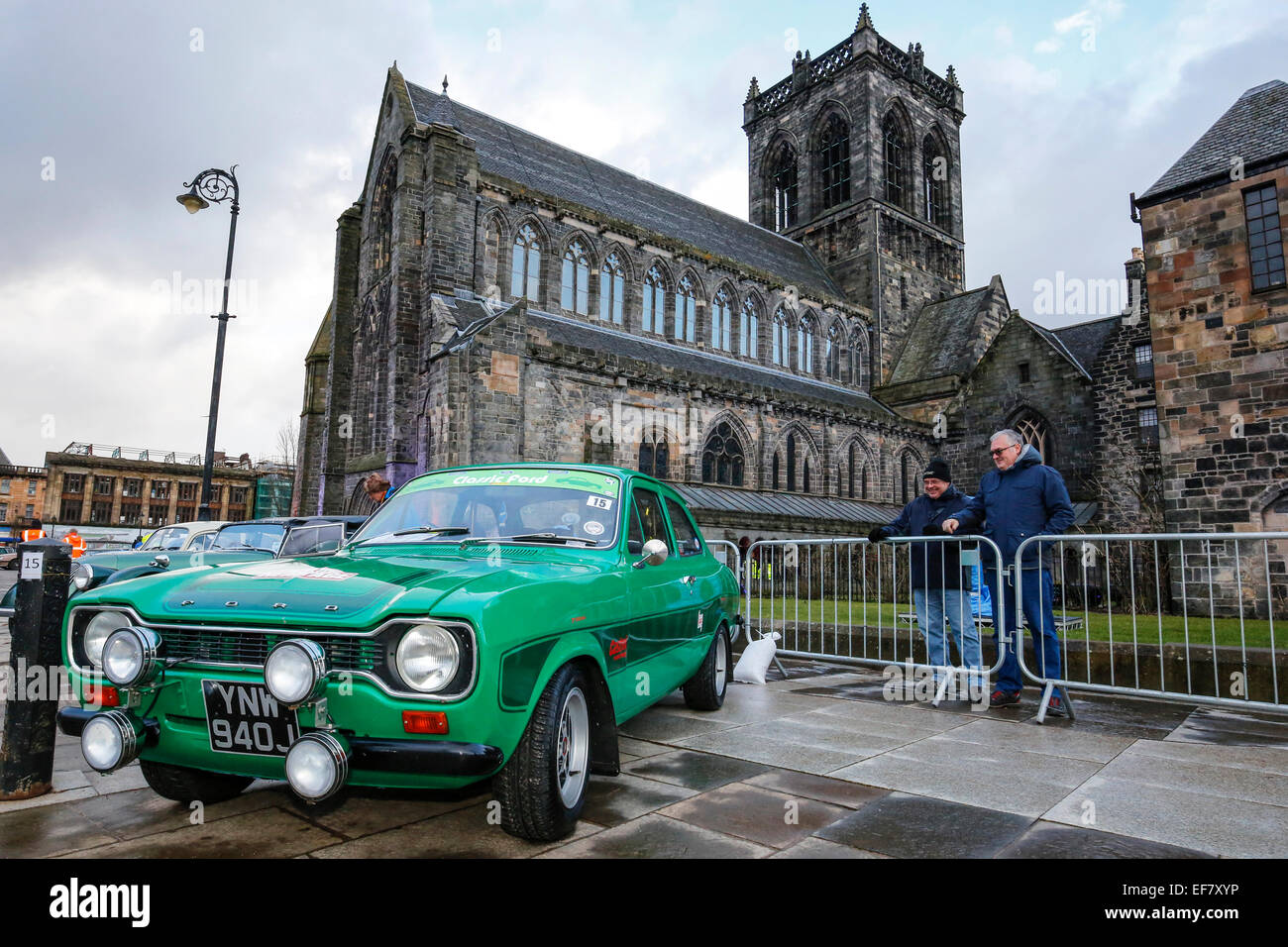 Paisley, près de Glasgow, Écosse, Royaume-Uni. 28 janvier, 2015. 2015 Le rallye de Monte Carlo Historique est parti de l'extérieur de l'abbaye du xiie siècle dans la région de Paisley centre-ville. Des centaines de spectateurs sont attendus pour braver le froid pour profiter du départ du rallye, c'est le 5e anniversaire du rallye au départ de l'Écosse et dans la célébration des clubs de voiture local et le conseil ont mis sur divers spectacles. Credit : Findlay/Alamy Live News Banque D'Images