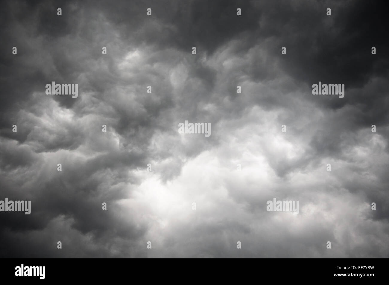 Dark storm ciel avec une partie de la lumière Banque D'Images