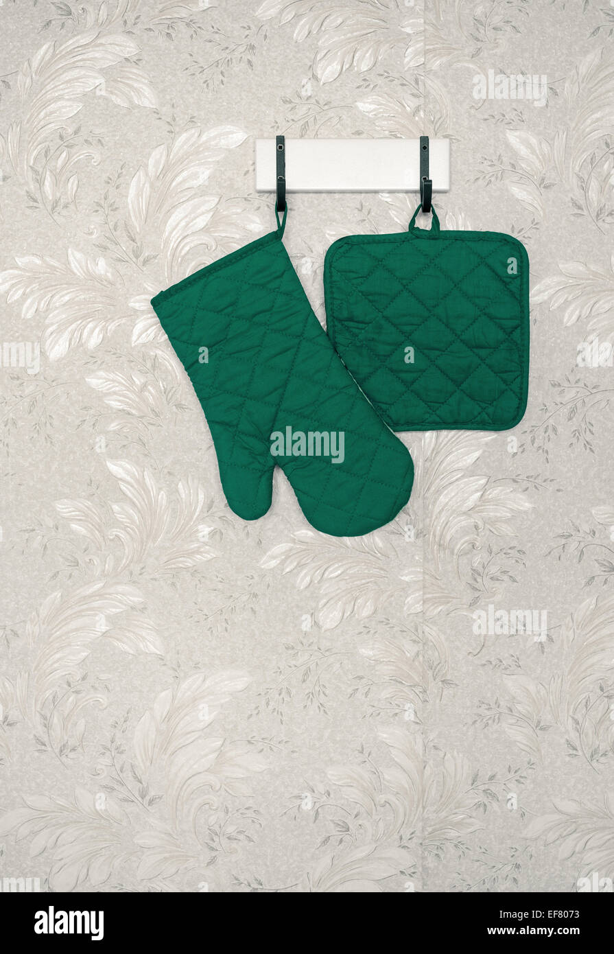 Gant de four sur une grille Banque D'Images