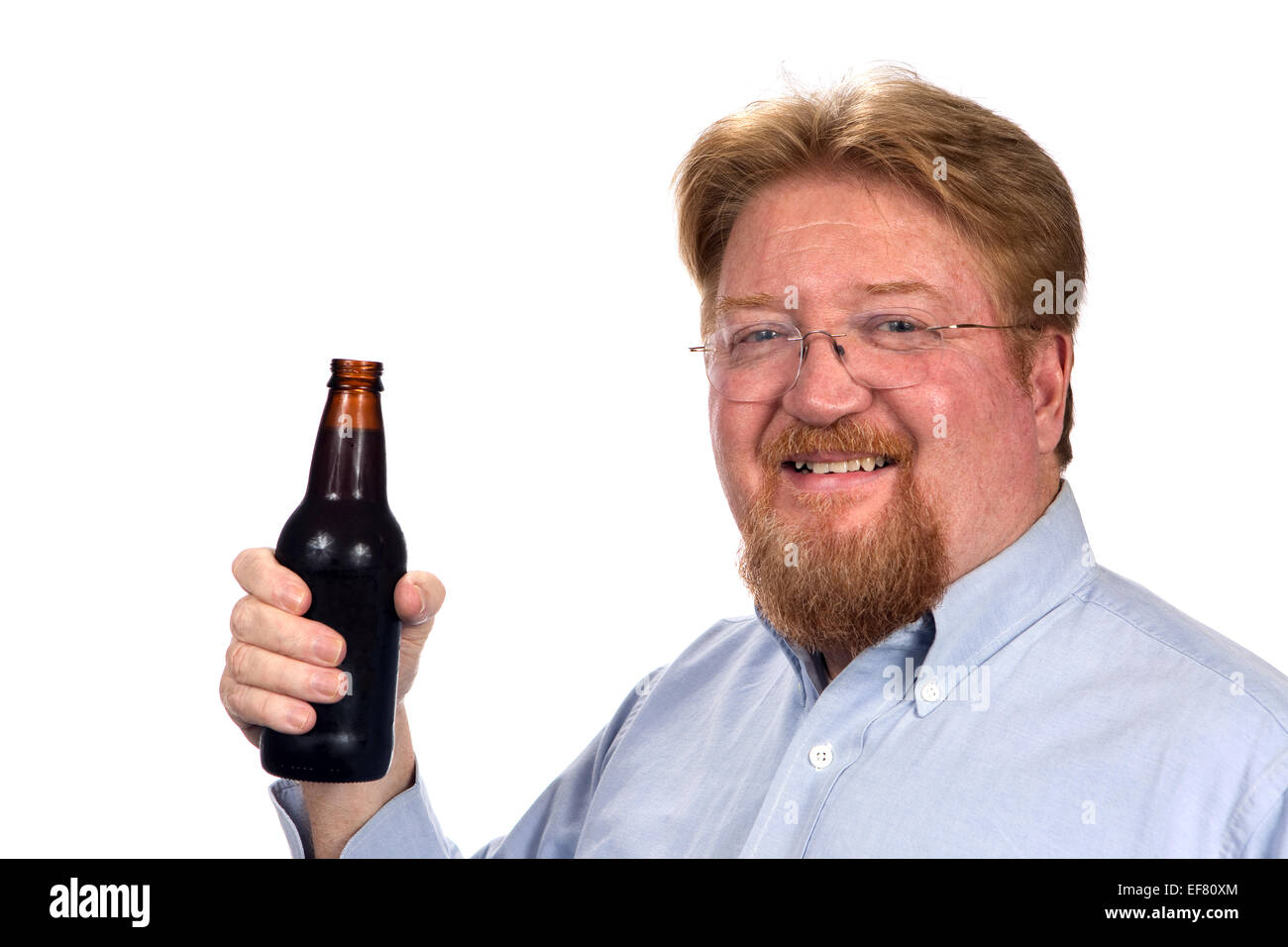 Young smiling man détient un bouteille de bière. Banque D'Images