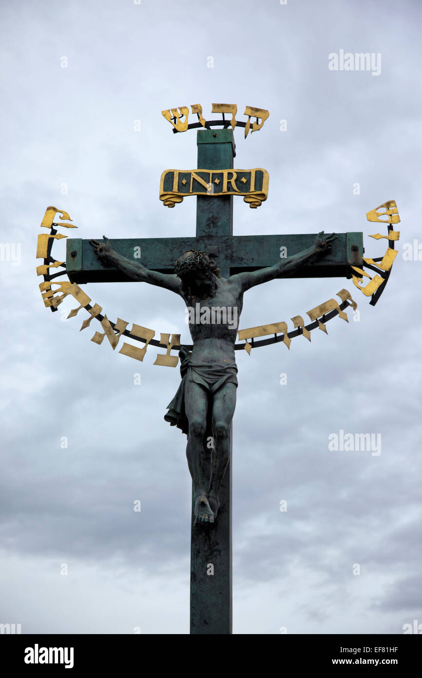 La statuaire de la sainte croix et calvaire, Pont Charles, Prague, République Tchèque Banque D'Images