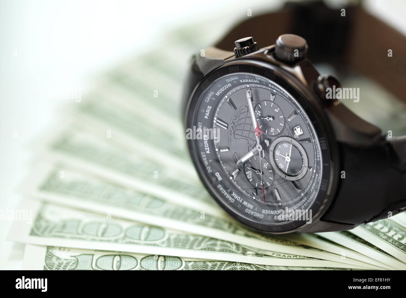 Watch et de l'argent concept pour l'investissement des entreprises ou le temps est argent Banque D'Images