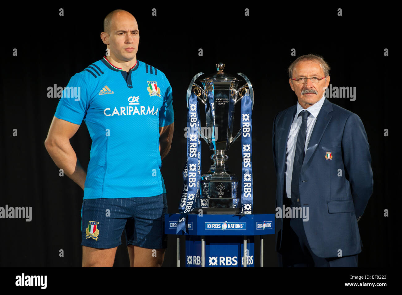 Club de Hurlingham, Londres, Royaume-Uni. 28 janvier, 2015. Le capitaine de l'équipe de l'Italie Sergio Parisse avec l'entraîneur Jacques Brunel et le trophée du Tournoi RBS 6 Nations. Credit : Malcolm Park editorial/Alamy Live News Banque D'Images