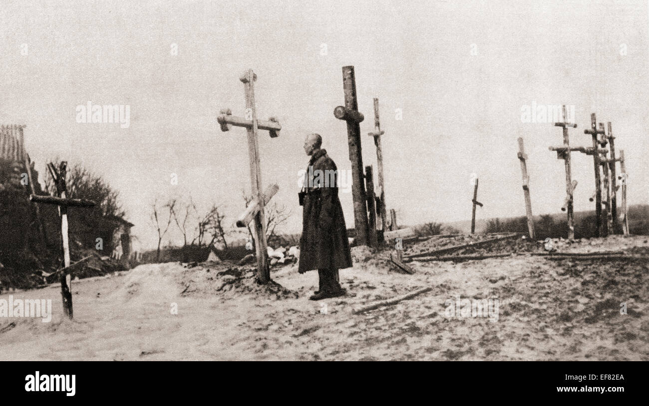 Un soldat russe à la tombe d'un compagnon d'armes pendant la Première Guerre mondiale. Banque D'Images