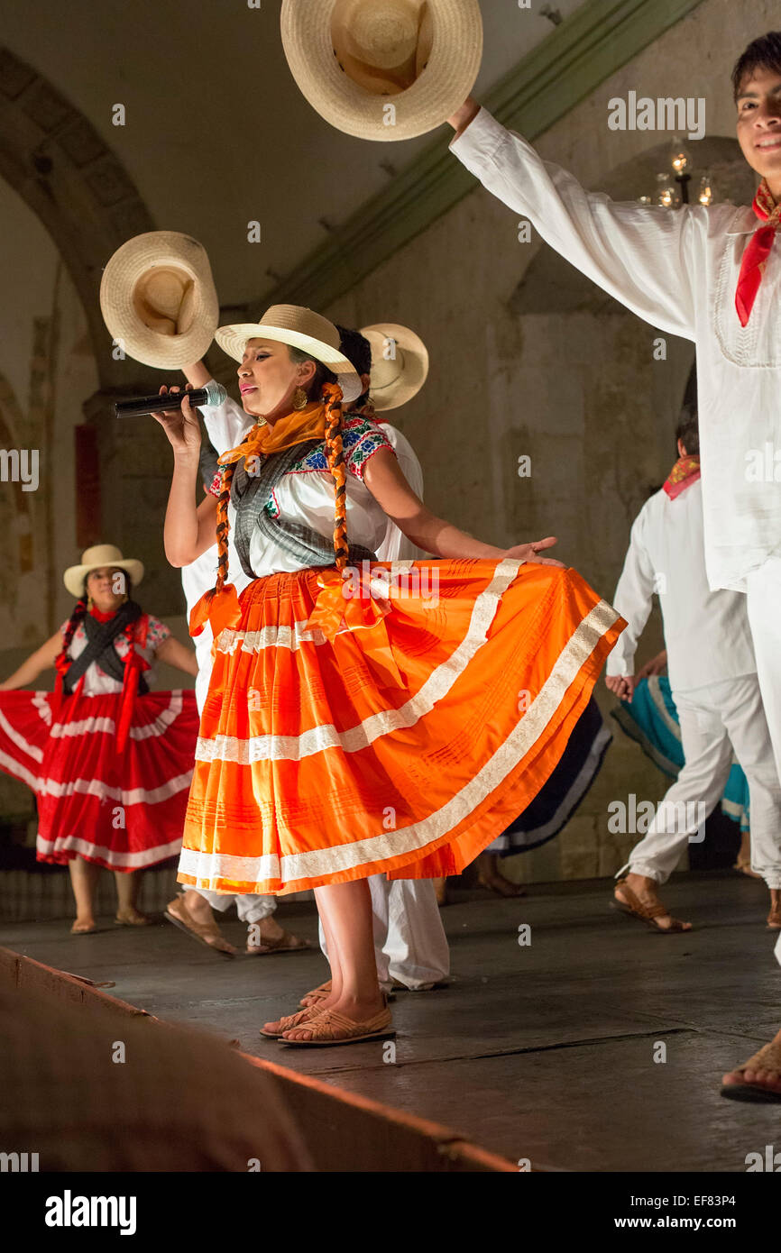 Oaxaca, Mexique - une danse folklorique groupe exécute des danses de huit régions de Oaxaca dans la Guelaguetza dîner-spectacle de danse folklorique. Banque D'Images