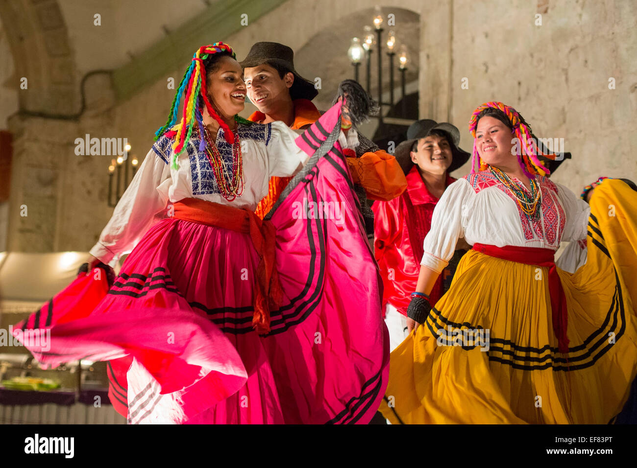 Oaxaca, Mexique - une danse folklorique groupe exécute des danses de huit régions de Oaxaca dans la Guelaguetza dîner-spectacle de danse folklorique. Banque D'Images