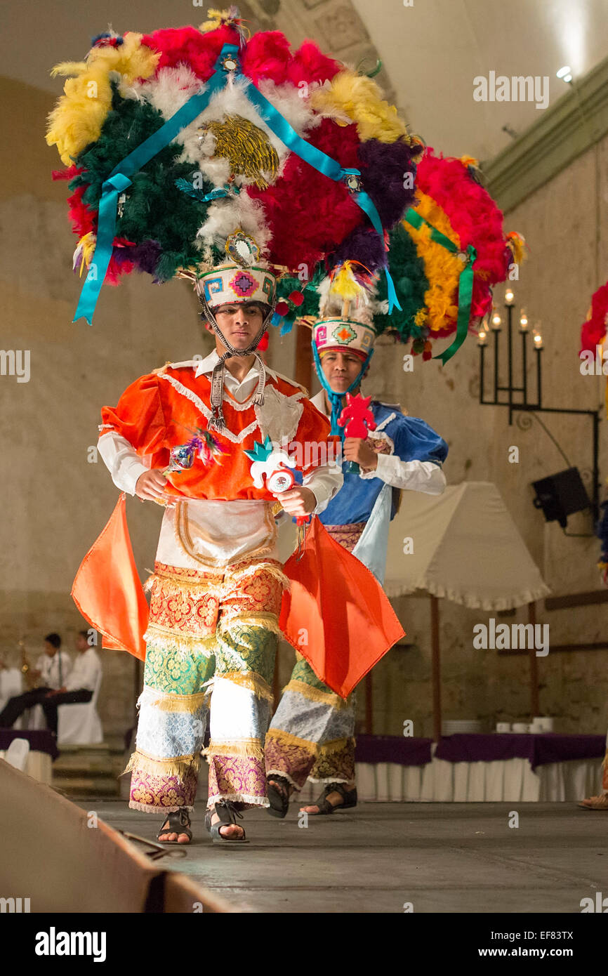 Oaxaca, Mexique - une danse folklorique groupe exécute des danses de huit régions de Oaxaca dans la Guelaguetza dîner-spectacle de danse folklorique. Banque D'Images