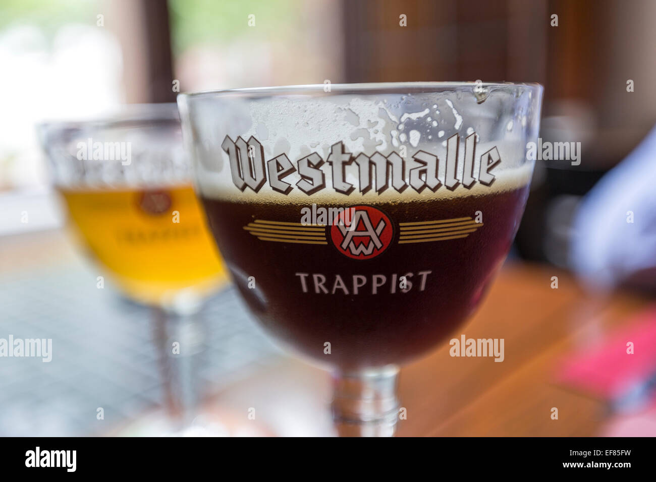 Deux verres de bière trappiste de Westmalle Belgique Anvers, Banque D'Images