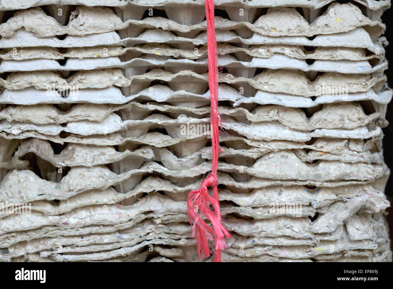 Des tas de cartons empilés les emballages d'oeufs dans un magasin ouvert à la rue à Godawari. Lalitpur distr.-zone Bagmati-Népal. Banque D'Images