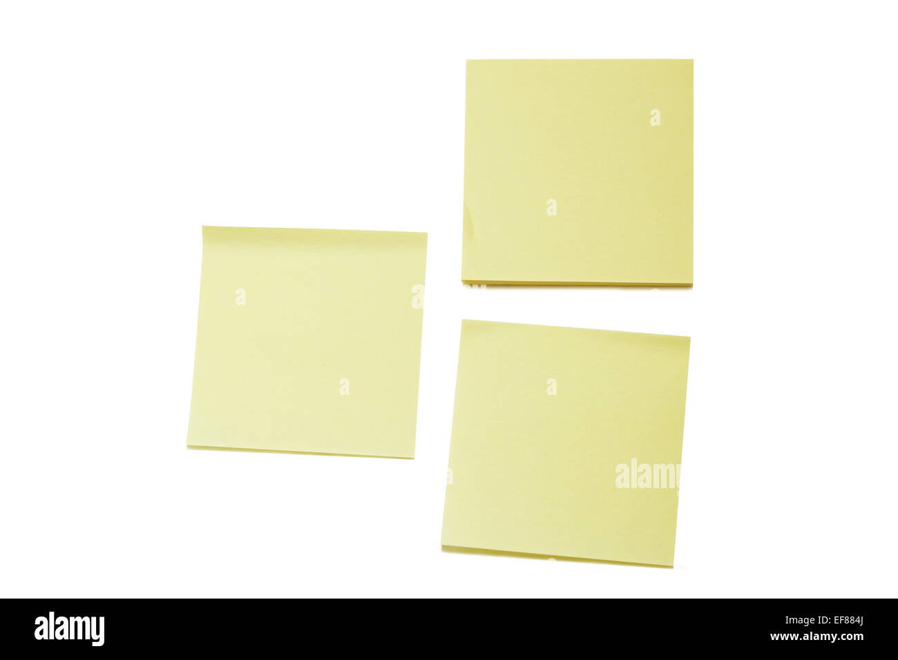 Deux jaune vide Post-it (sticky notes) et une pile, isolé sur fond blanc. Banque D'Images