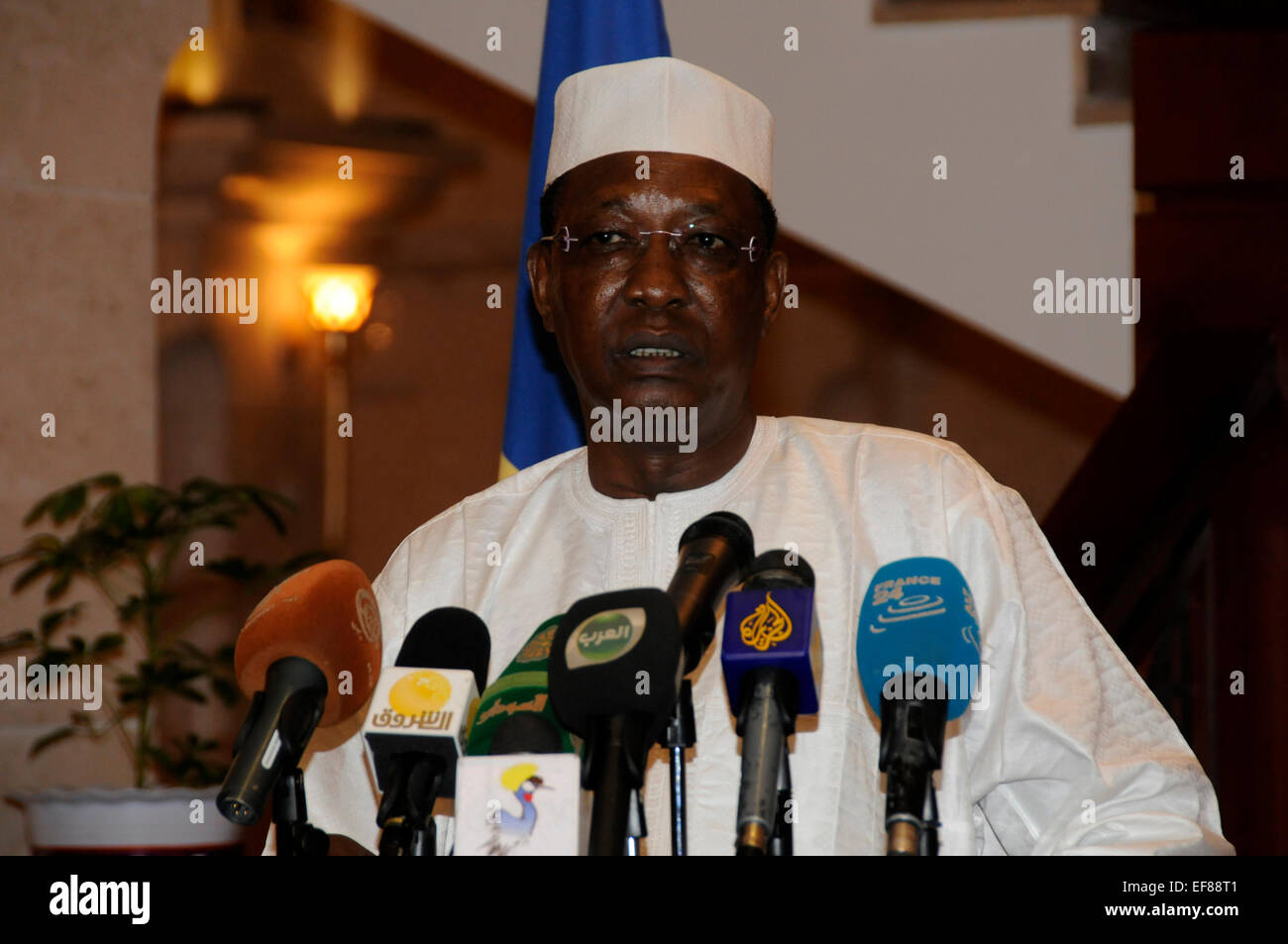 Khartoum, Soudan. 28 janvier, 2015. Le président tchadien Idriss Déby et son homologue soudanais Omar al-Bashir (pas dans le photo) assister à une conférence de presse après leur réunion à Khartoum, au Soudan, le 28 janvier 2015. Le Soudan et le Tchad le mercredi ont exprimé leurs inquiétudes sur la situation en Libye, au Soudan du Sud, la République centrafricaine et du Nigéria, ainsi que le conflit dans la région du Darfour au Soudan. © Mohammed Babiker/Xinhua/Alamy Live News Banque D'Images