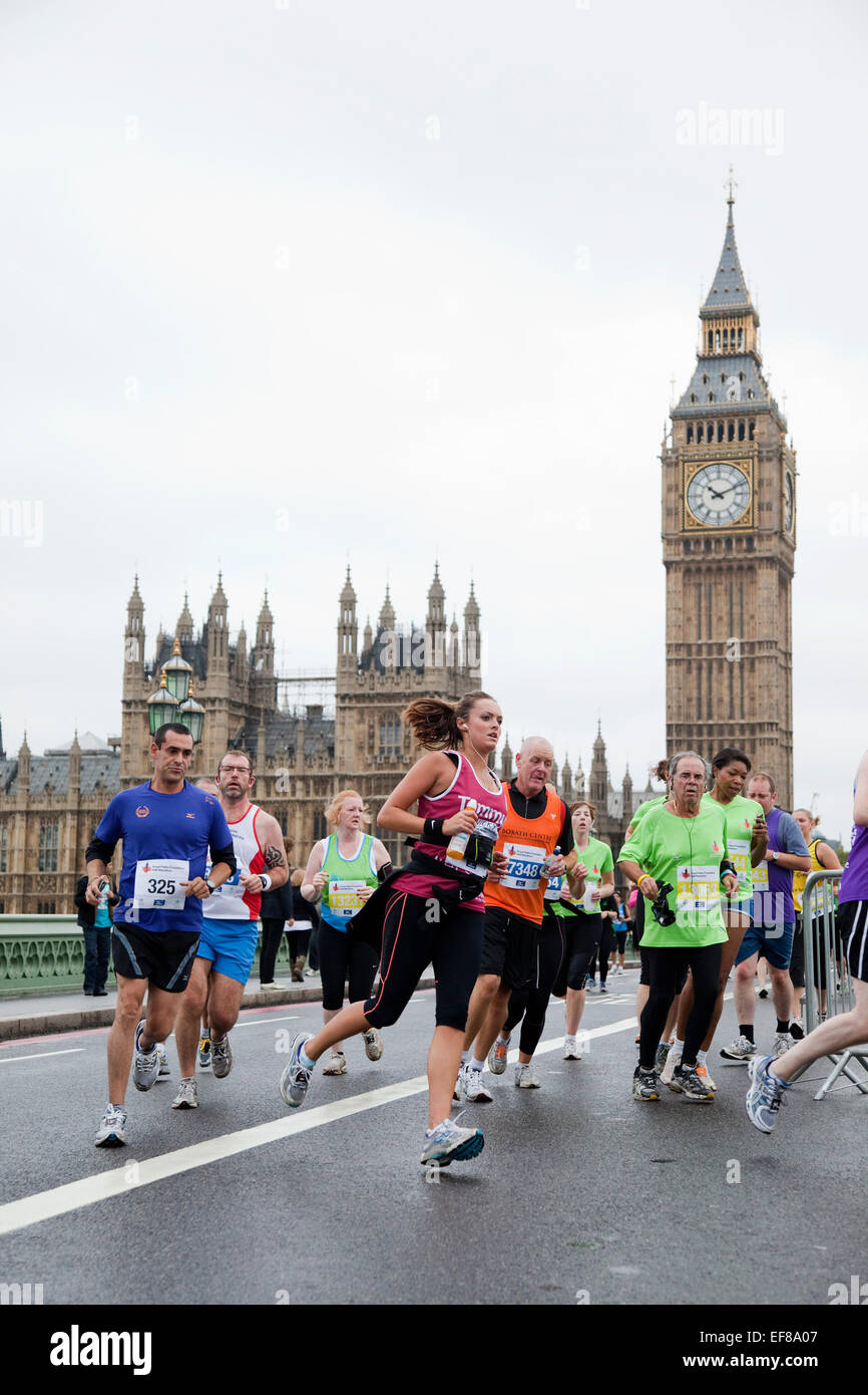 Des milliers de coureurs ont pris pour les rues de Londres dans les Royal Parks Foundation Half Marathon 2011 pour recueillir des fonds pour les organismes de bienfaisance. Banque D'Images