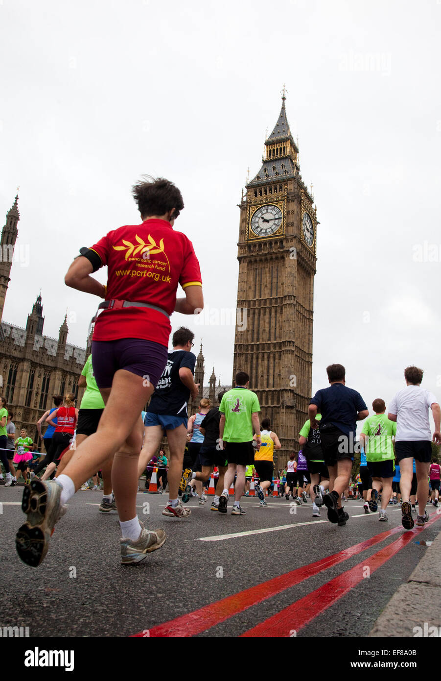 Des milliers de coureurs ont pris pour les rues de Londres dans les Royal Parks Foundation Half Marathon 2011 pour recueillir des fonds pour les organismes de bienfaisance. Banque D'Images