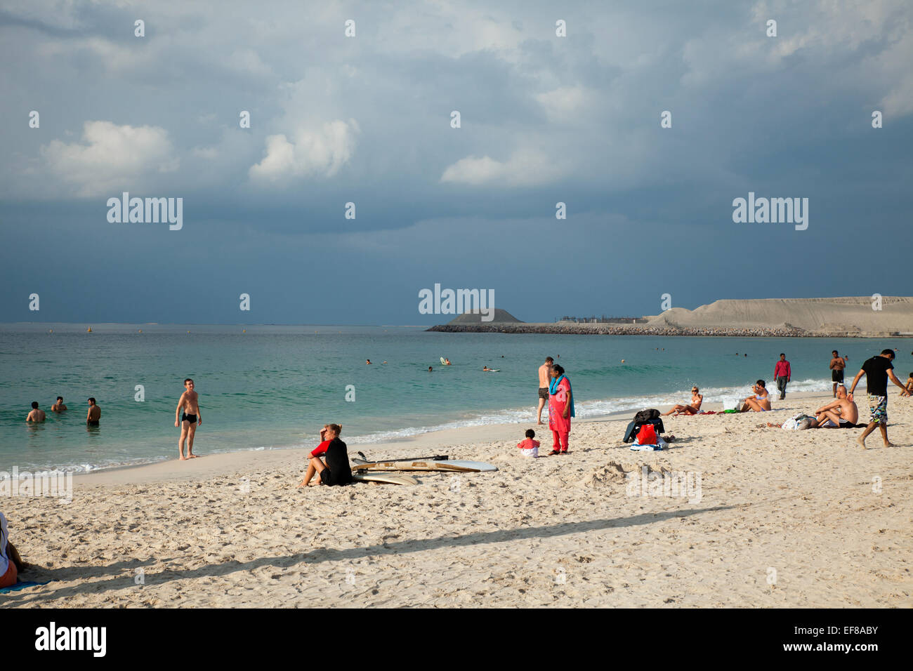 Nov 23, 2013 - Dubaï, Émirats arabes unis : la plage de Jumeirah, l'un des plus populaires plages publiques à Dubaï Banque D'Images