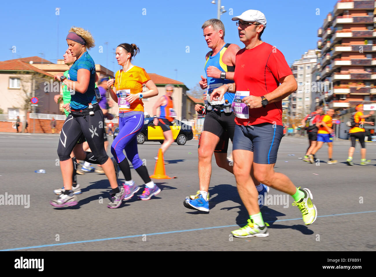 Barcelone - MAR 16 : Les gens courent dans la Zurich Marathon de Barcelone à travers les rues de la ville. Banque D'Images