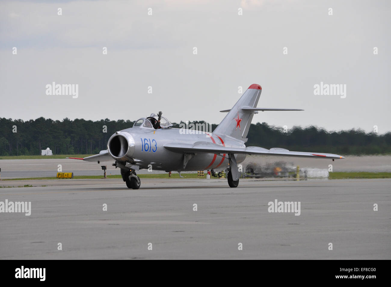 Le MIG-17F flying au MCAS Cherry Point Air Show. Banque D'Images