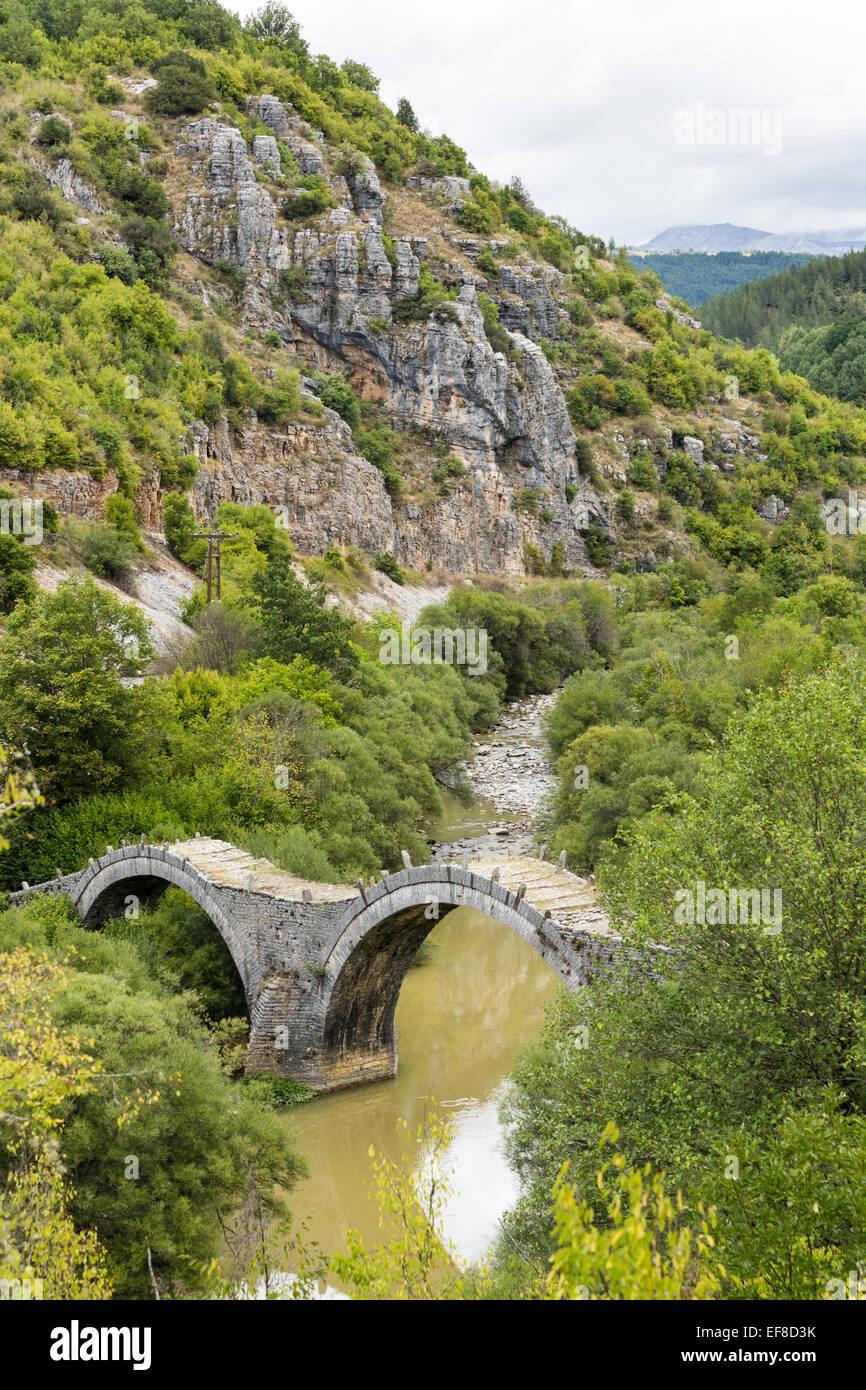 Plakida ou triple stone arch bridge Kalogeriko près de Kipi Grèce Banque D'Images