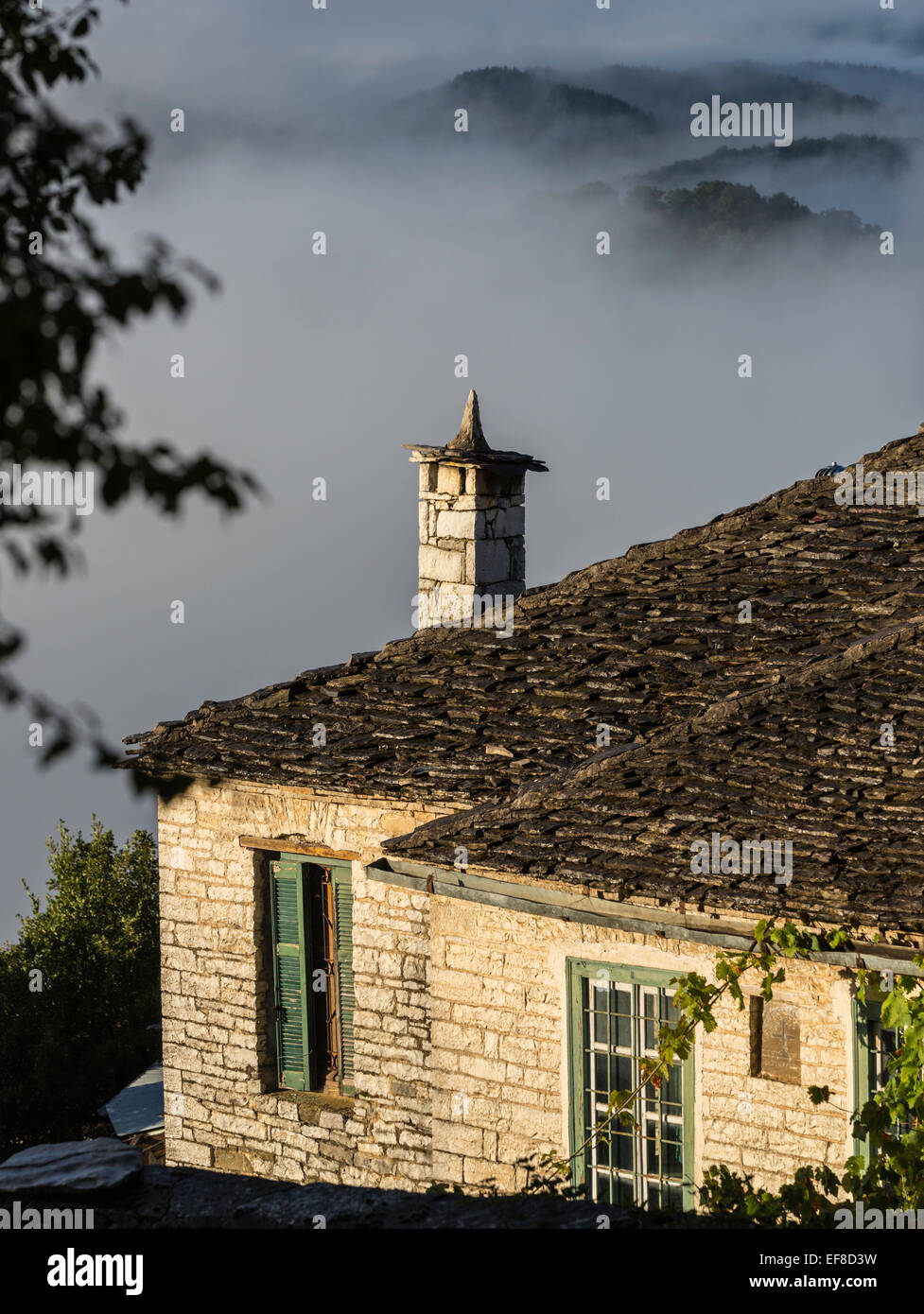 Lever du soleil et de la brume, Vitsa, Zagoria, Grèce Banque D'Images
