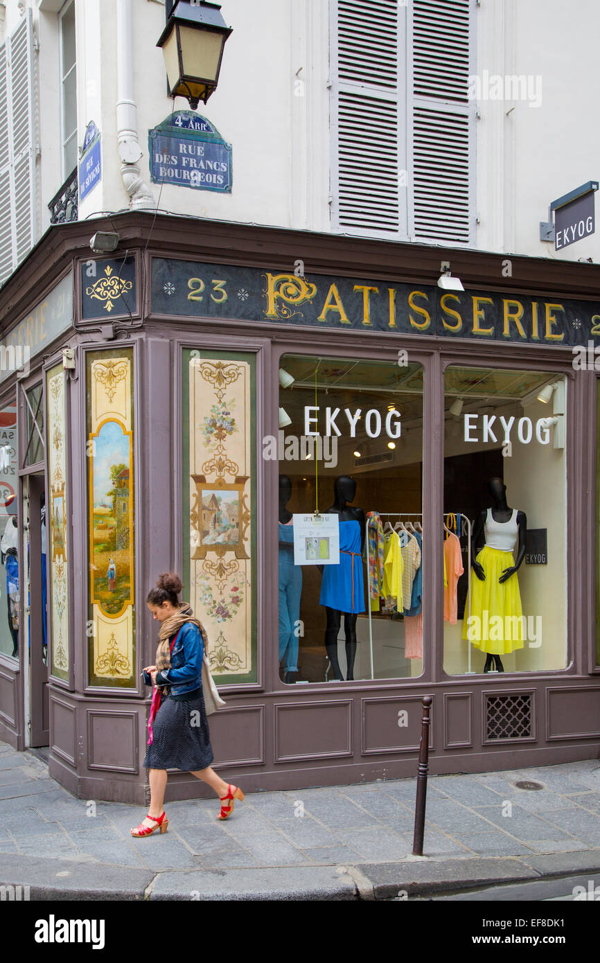 Femme marche passé un corner shop dans le Marais, Paris, France Banque D'Images