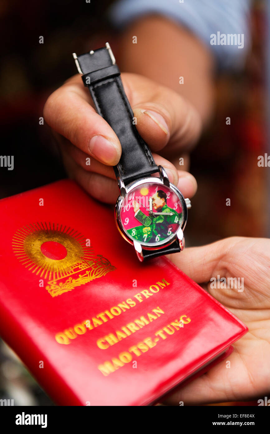 Mao Tse Tung vintage montre-bracelet souvenir et citations livre à un marché d'antiquités de Chine Banque D'Images