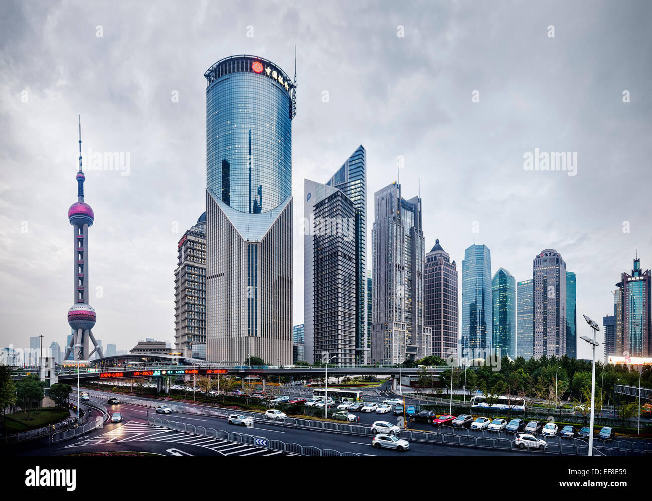 Licence disponible sur MaximImages.com - la tour de perle orientale et les bâtiments modernes à Lujiazui, Pudong, Shanghai, Chine Banque D'Images