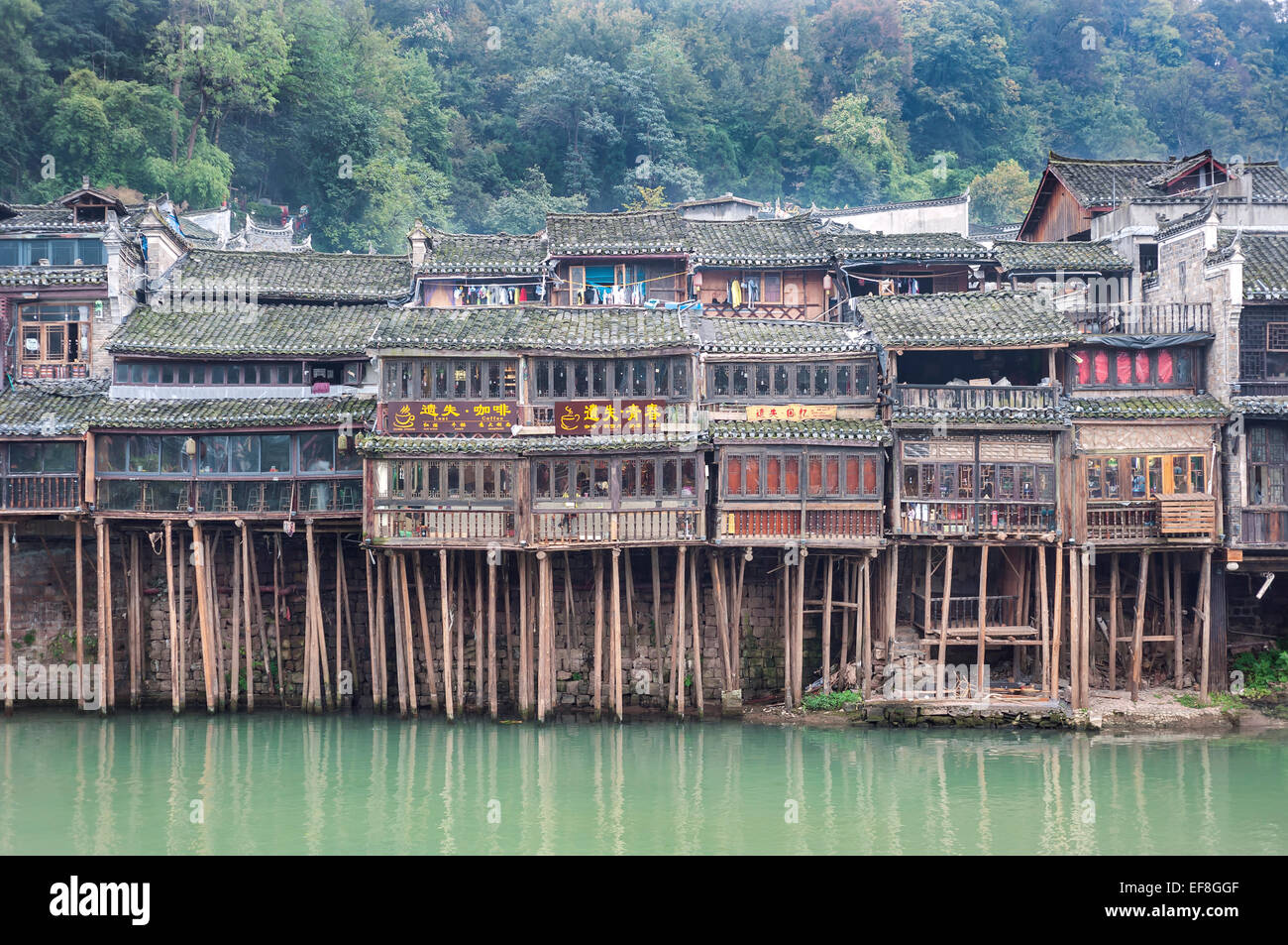 Des maisons sur pilotis traditionnelles sur la rivière tuojiang, fenghuang, Chine Banque D'Images