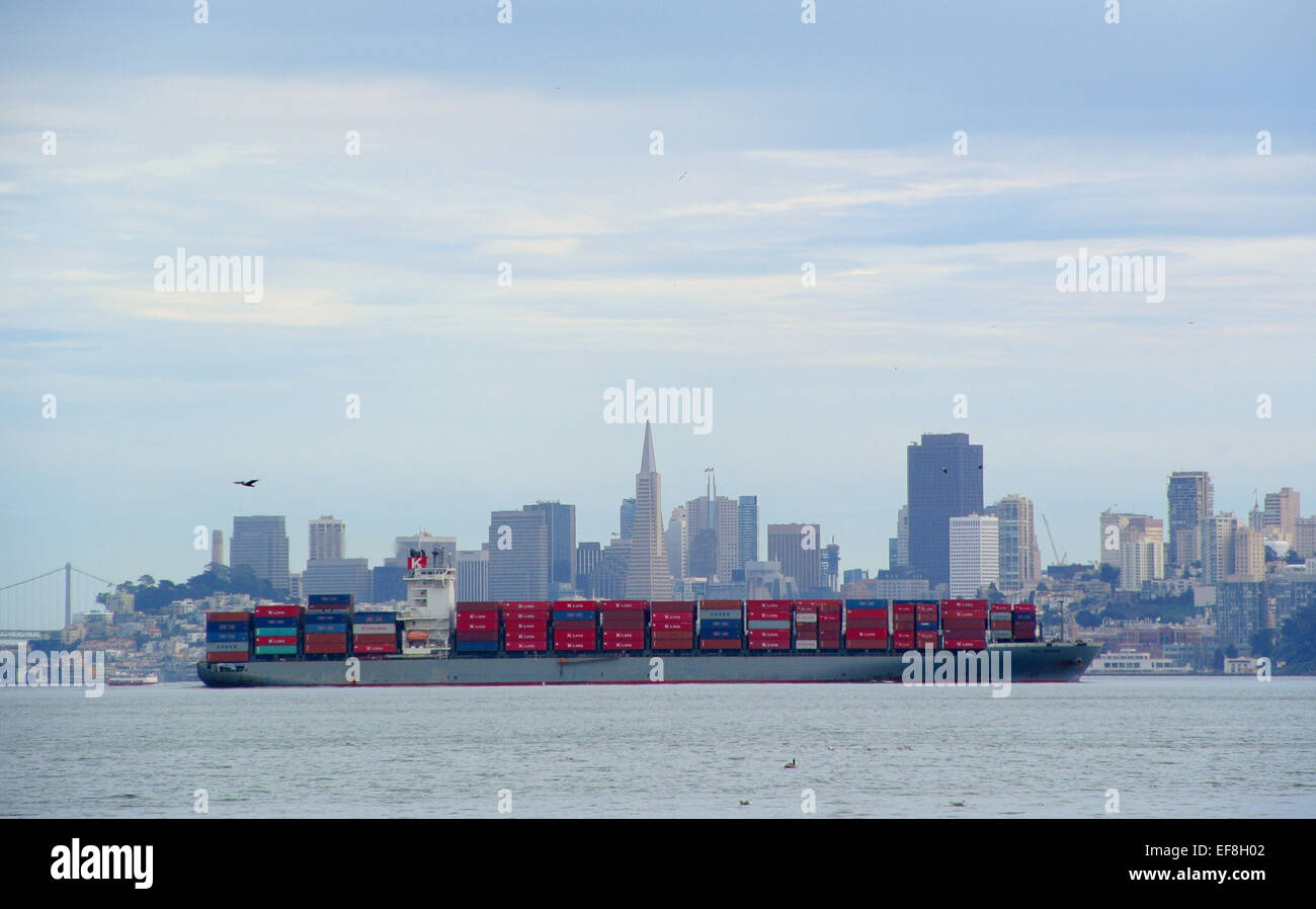 Voiles de navires porte-conteneurs au-delà de l'horizon de San Francisco à San Francisco Bay Banque D'Images