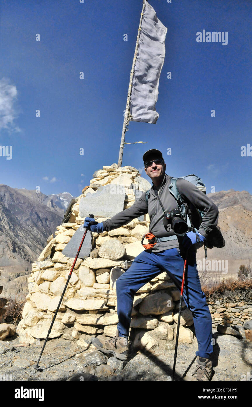 Trekker prenant une pause à l'Annapurna de l'Himalaya, Népal Banque D'Images