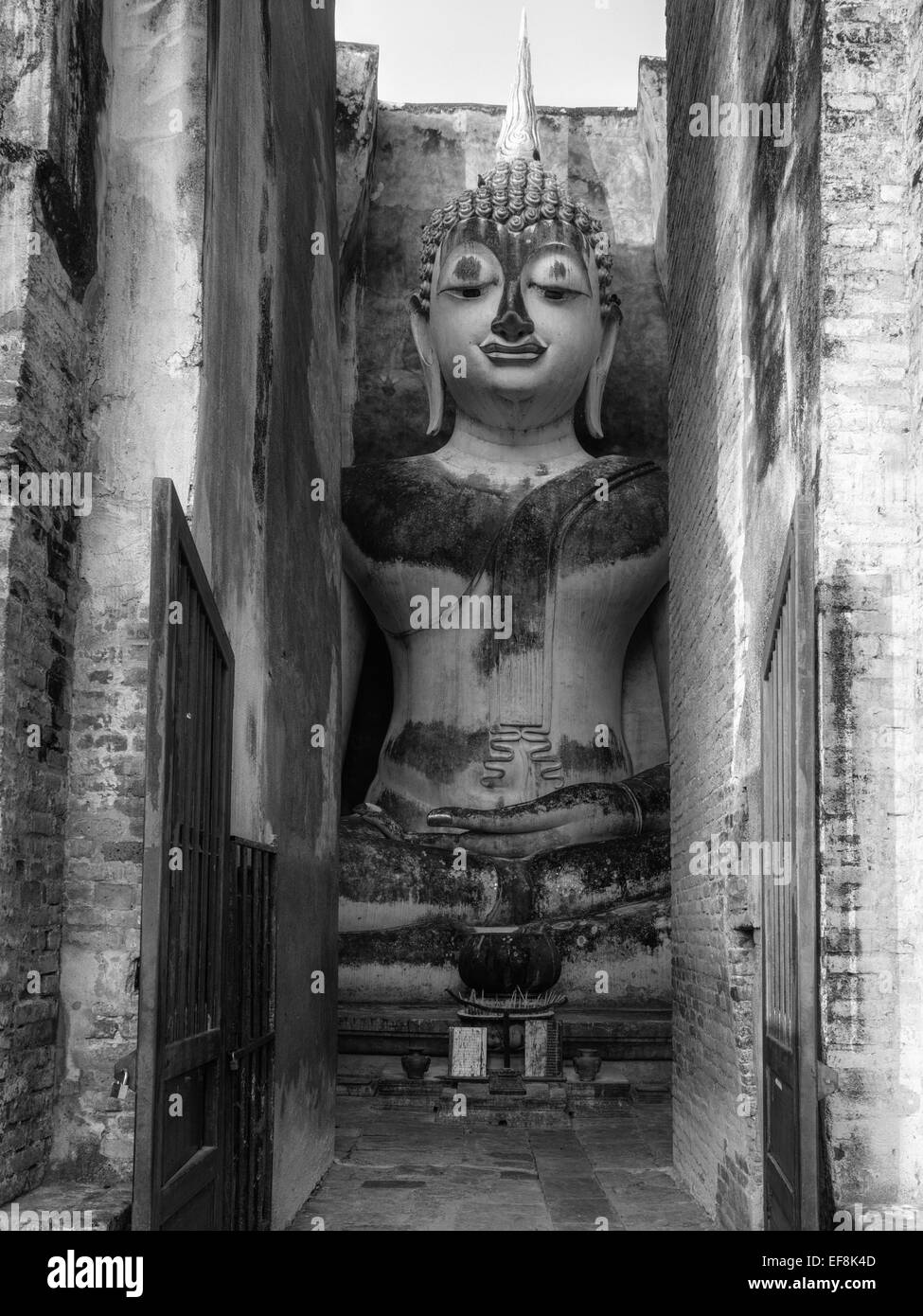 Statue de Bouddha impressionnant à Wat Si Chum, Sukhothai, Thaïlande Banque D'Images