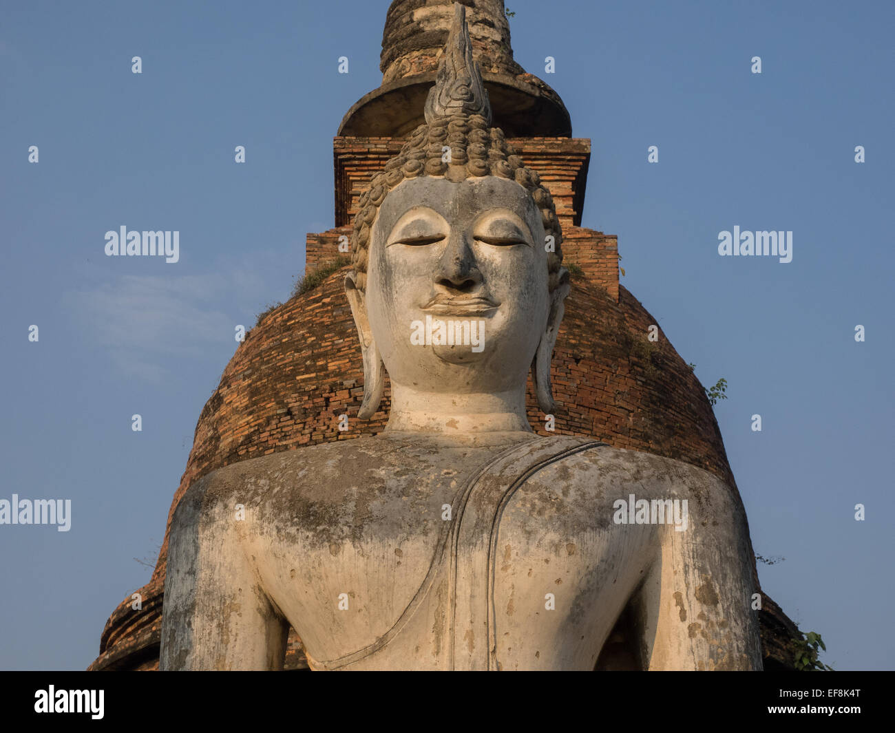 Statue de Bouddha impressionnant au Wat Sa Si, Sukhothai, Thaïlande Banque D'Images