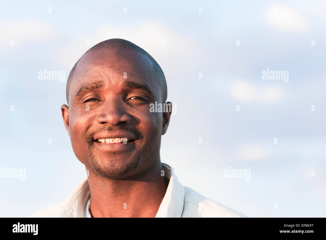 Smiling African man avec de l'or, ornée de dents, Klein Aus, Namibie, Afrique Banque D'Images