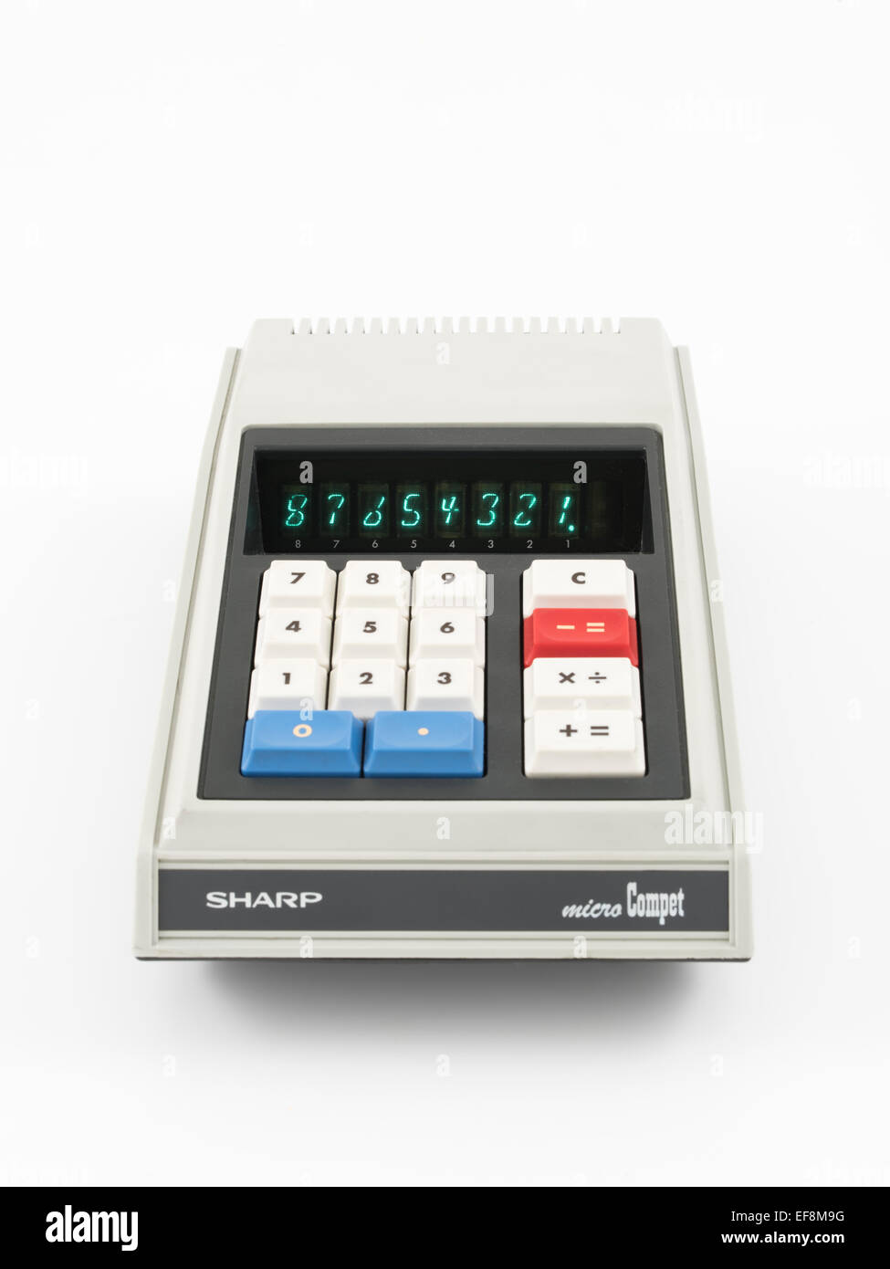 SHARP micro COMPET QT-8B L'UNE DES PREMIÈRES calculatrices de poche fonctionnant sur batterie (1970) Banque D'Images