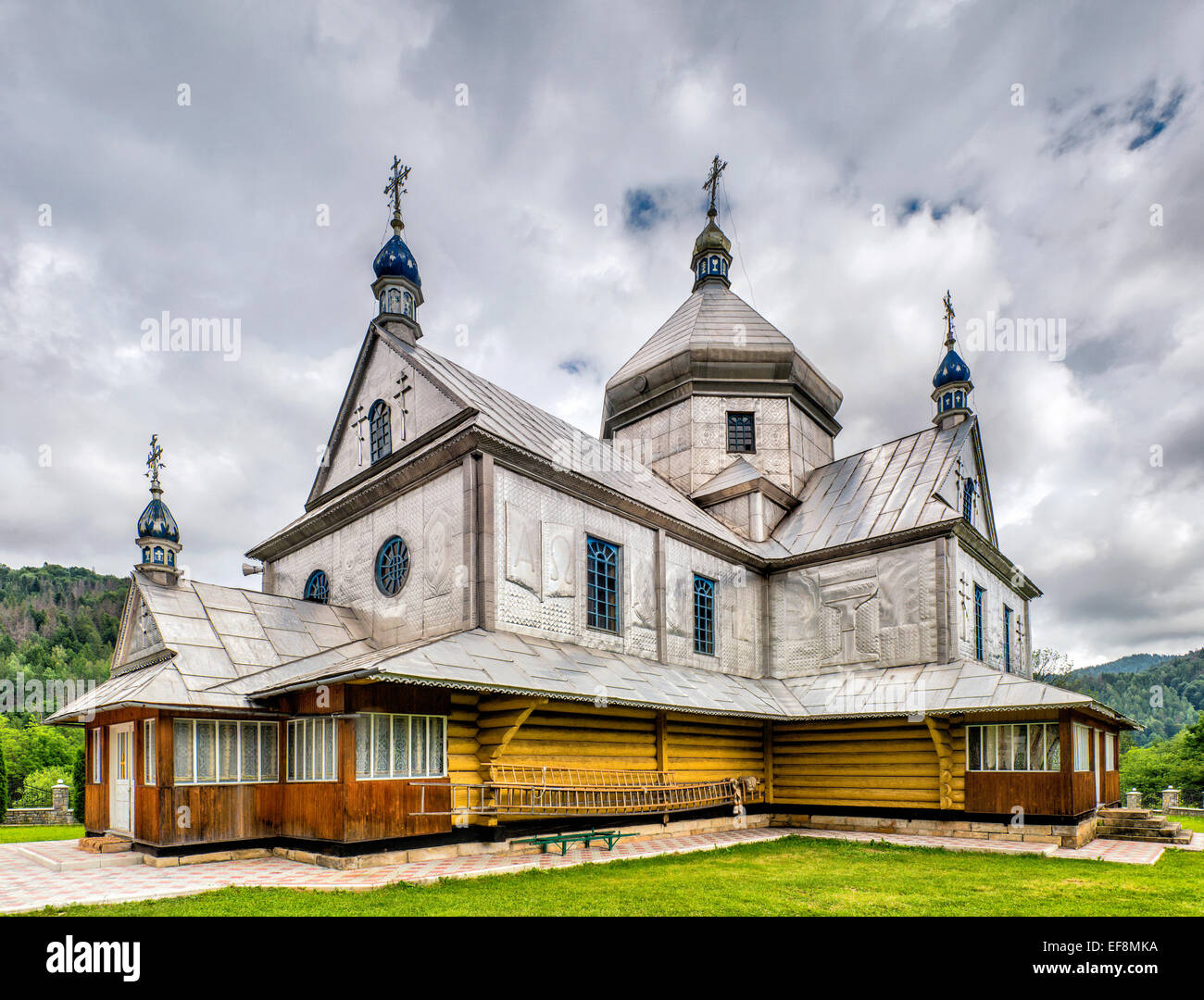 Sainte Trinité Eglise grecque-catholique en village de l'viv, près de Kosiv, Carpates, Prykarpattia Région, l'Ukraine Banque D'Images