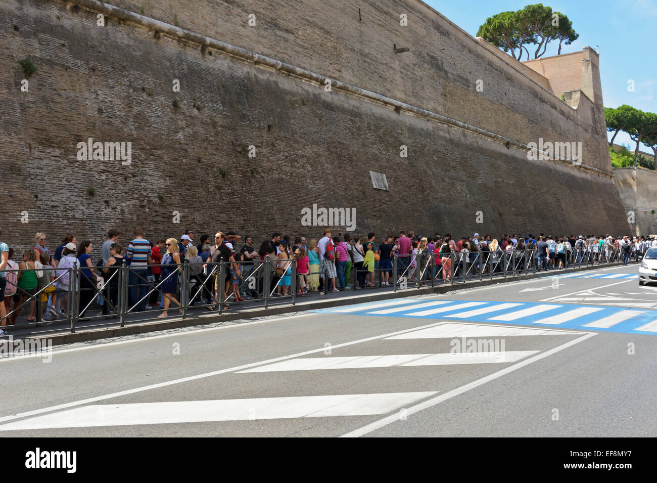 Longue file d'attente à l'extérieur du périmètre du musée du Vatican, Cité du Vatican, Rome, Italie. Banque D'Images