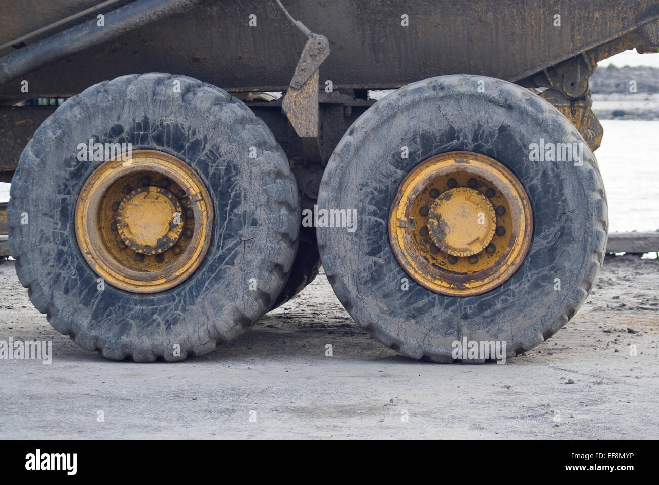 Pneus sales sur un chariot lourd à Hou, Danemark Banque D'Images
