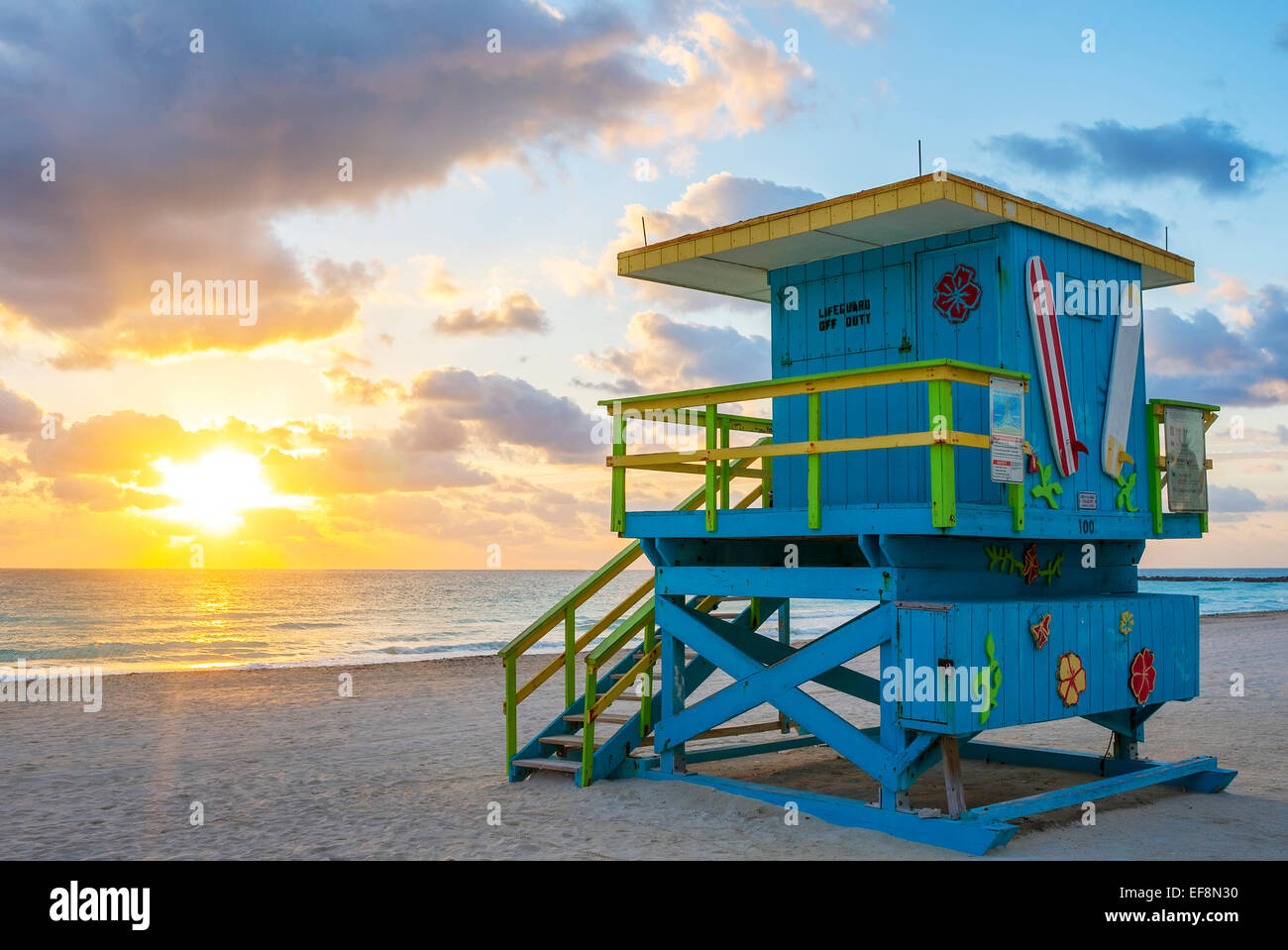 Belle Miami South Beach sunrise avec lifeguard tower, USA. Banque D'Images