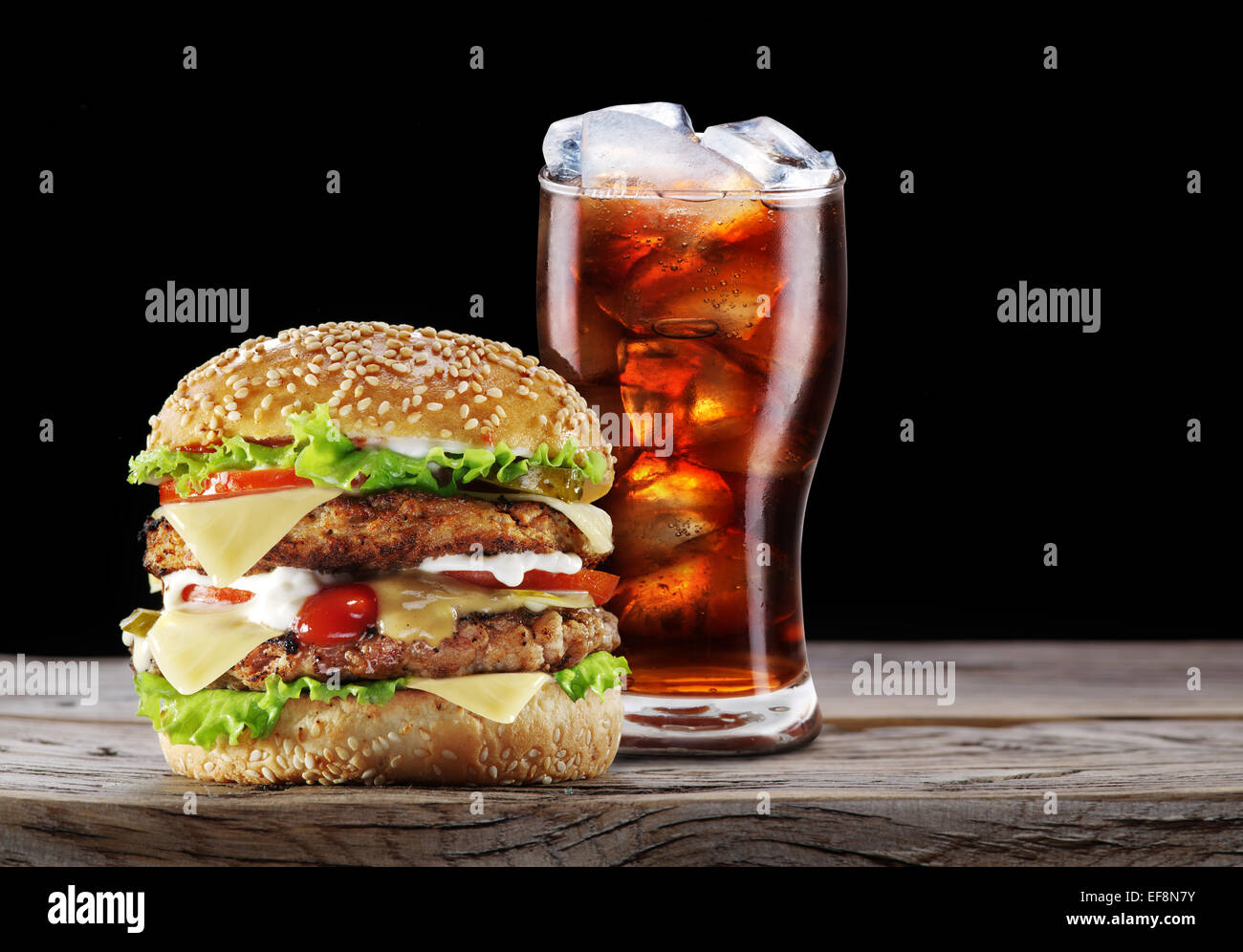 Hamburger et boisson coca. La nourriture à emporter. Banque D'Images