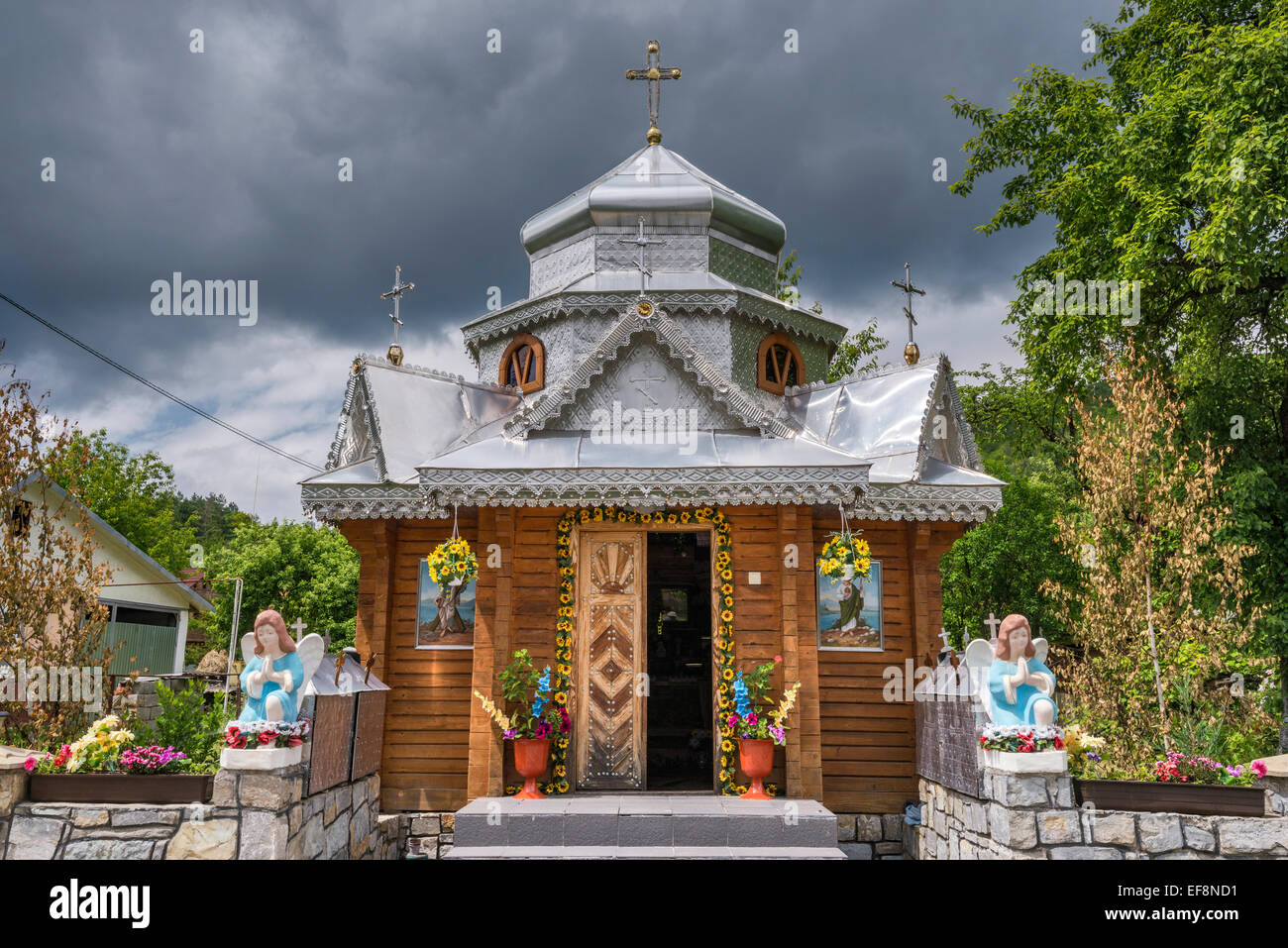 Chapelle Catholique grecque en bordure de village de Sheshory près de Kosiv, Carpates, Région Hutsul, Prykarpattia, Ukraine Banque D'Images