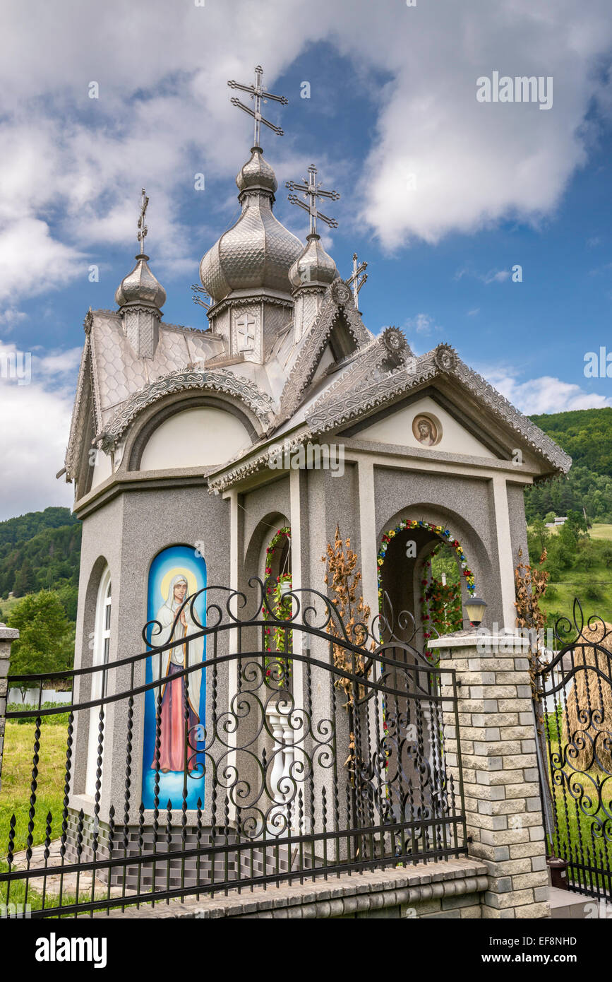 Chapelle Catholique grecque en bordure de village de Sheshory près de Kosiv, Carpates, Région Hutsul, Prykarpattia, Ukraine Banque D'Images