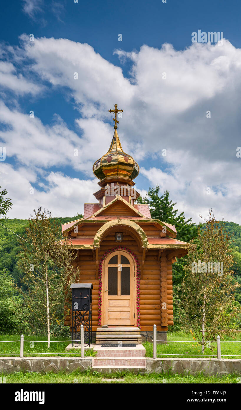 Chapelle Catholique grecque en bordure de village de Sheshory près de Kosiv, Carpates, Région Hutsul, Prykarpattia, Ukraine Banque D'Images