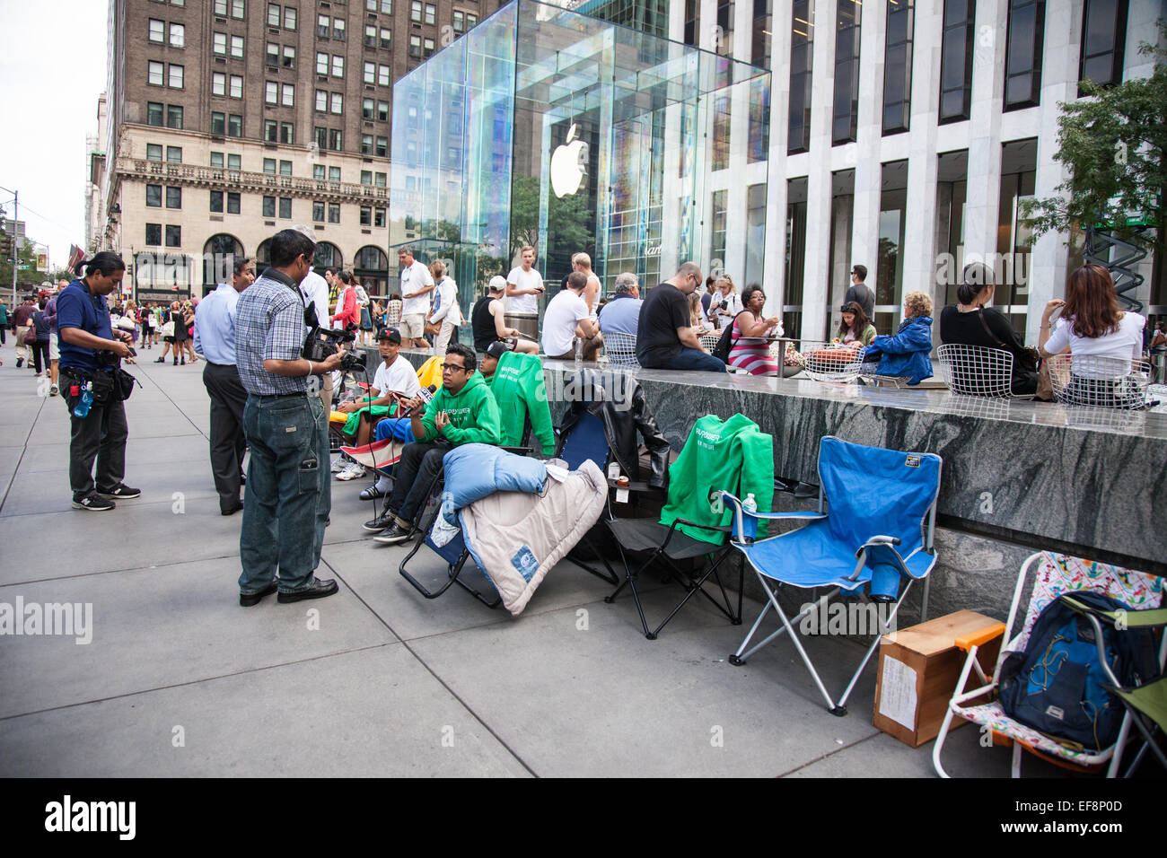 Les personnes en attente pour le nouvel iPhone 6 en face de l'Apple Store de la Cinquième Avenue à Manhattan, New York City Banque D'Images