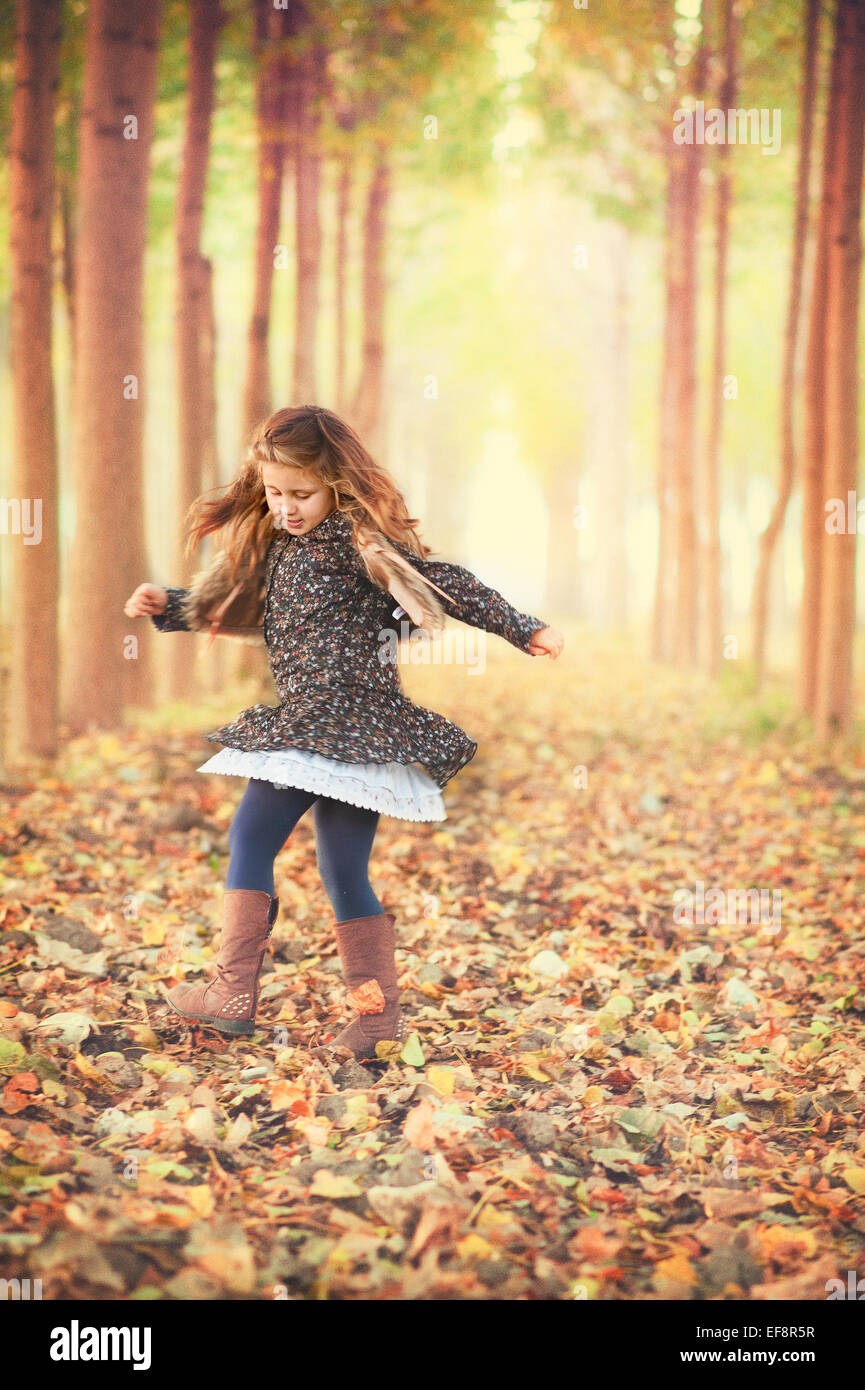 Girl playing in autumn forest Banque D'Images