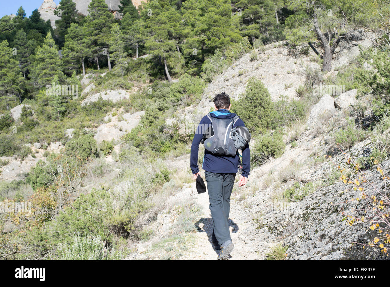 Espagne, Catalogne, Gérone, Montsant, Serra de Montsant, Ulldemolins, randonneur à pied le long des sentiers de montagne Banque D'Images