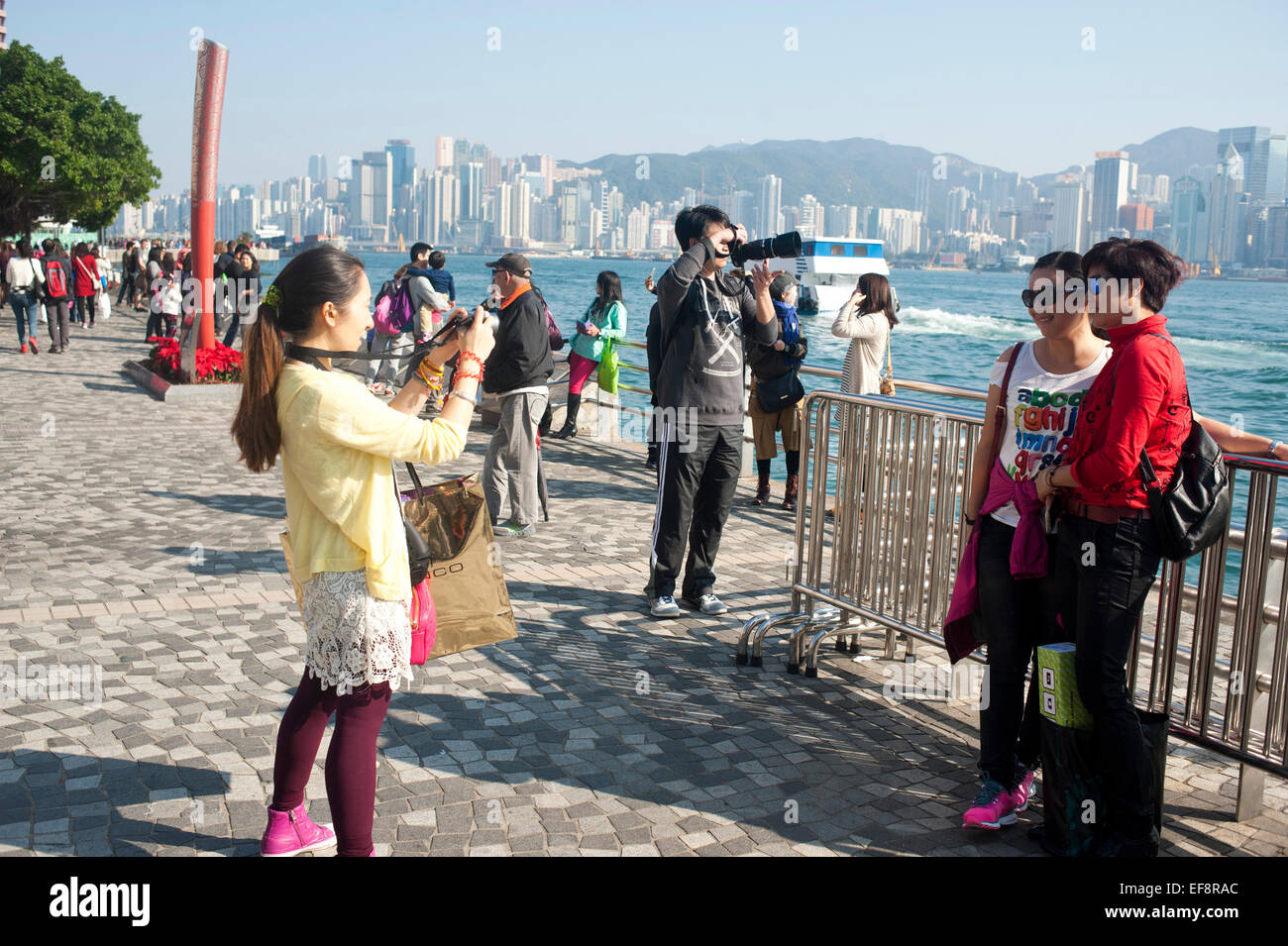 Hong Kong - Promenade Waterfront touristes dans Tsim Sha Tsui Banque D'Images Hong Kong - Promenade Waterfront touristes dans Tsim Sha Tsui Banque D'Images