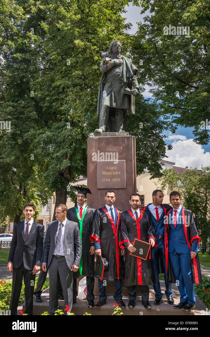 Les étudiants arabes, Université médicale diplômés, à statue de poète polonais Adam Mickiewicz, à Ivano-Frankivsk, Ukraine Banque D'Images