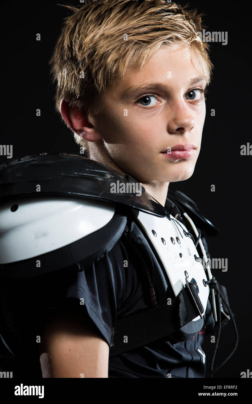 Portrait d'un garçon portant la bande de football américain Banque D'Images