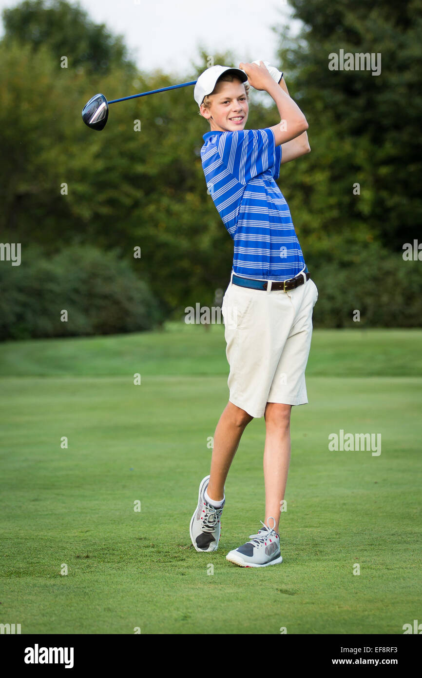 Teenage boy playing golf Banque D'Images